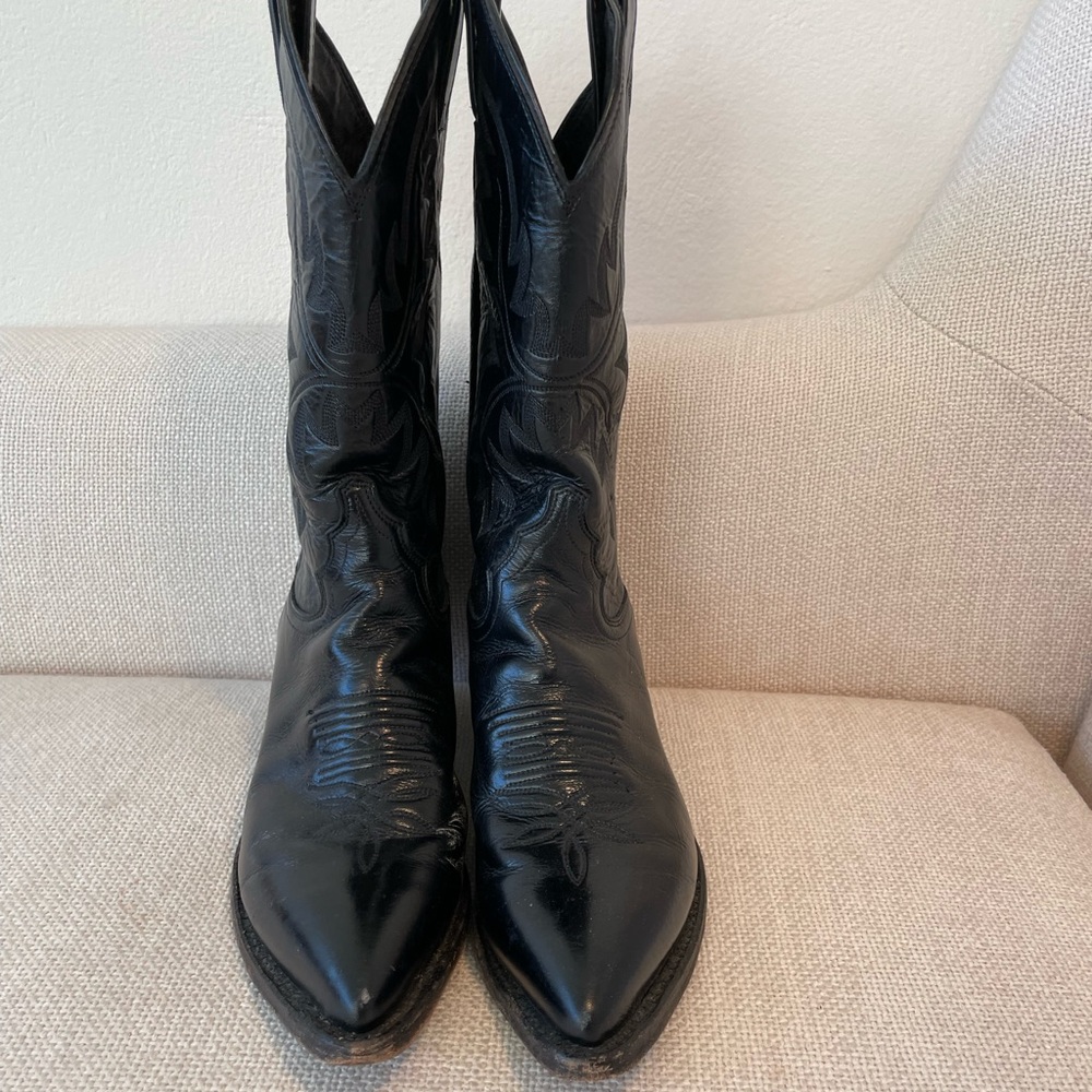 Justin Western Black Cowboy Boots. Woman’s size 8. Excellent preowned condition.